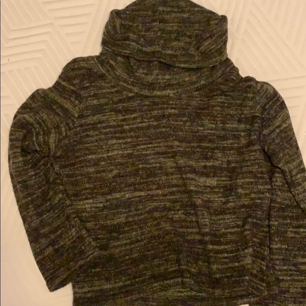 Turtle neck cropped sweater